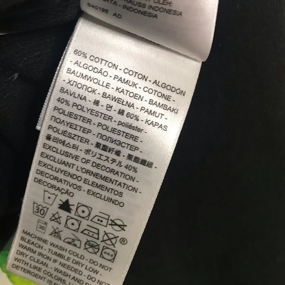 13. $49 Levi’s Women’s Relaxed Graphic Multicolor Long Sleeve Sweatshirt - Picture 5 of 9